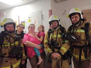 na zdjęciu strażacy w szpitalu z mamą i dzieckiem