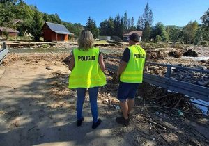 zdjęcie pomagających policjantów z Siemianowic Śląskich