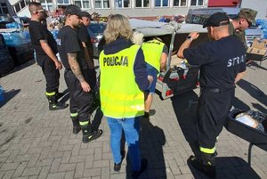 zdjęcie pomagających policjantów z Siemianowic Śląskich