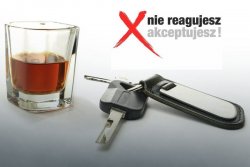 na zdjęciu kluczyki, szklanka z drinkiem i napis nie reagujesz-akceptujesz