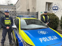 na zdjęciu policjanci przy radiowozie