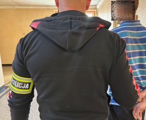 na zdjęciu policjant z zatrzymanym