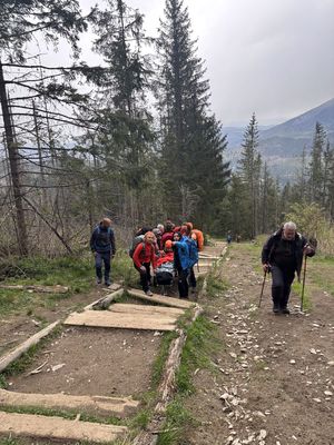 na zdjęciu Skarb w wózku i Szerpowie na trasie