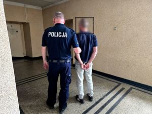 na zdjęciu policjant z zatrzymanym