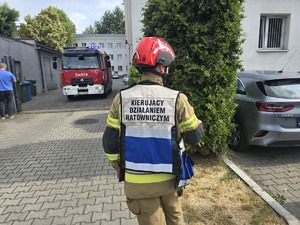 na zdjęciu dowódca akcji strażak i wóz