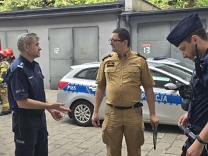 na zdjęciu komendant, policjant i strażak
