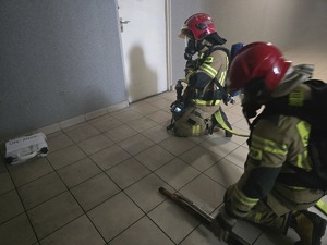 na zdjeciu strażacy przy pojemniku chemicznym