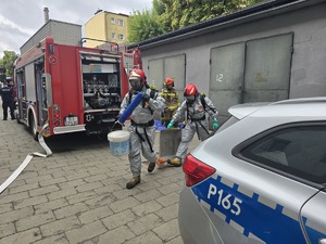 na zdjeciu strażacy w kombinezonach