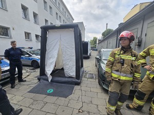 na zdjęciu kurtyna czyszcząca