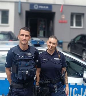 na zdjeciu policjanci przed komendą