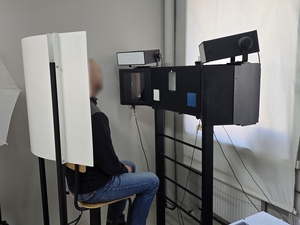 Zdjęcie przedstawia zatrzymanego podczas uwieczniania jego wizerunku