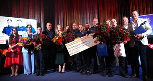 Zdjęcie przedstawia policjantów, którzy zebrali najwięcej głosów w plebiscycie wraz z kadrą kierowniczą oraz gośćmi