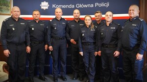 Na zdjęciu widać pozującą kadrę kierowniczą wraz z dzielnicowymi, którzy zostali zaproszeni na plebiscyt superdzielnicowego