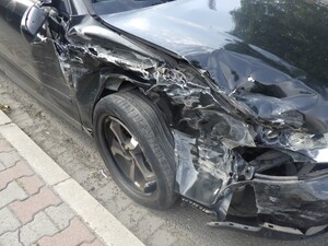 Zdjęcie przedstawia uszkodzony pojazd marki Audi