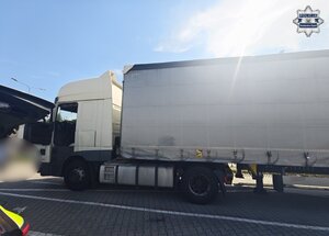 Na zdjęciu widoczny jest ciągnik siodłowy, którym kierował zatrzymany mężczyzna