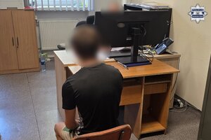 Na zdjęciu widoczny jest zatrzymany podczas czynności procesowych