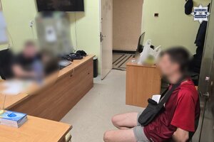 Zdjęcie przedstawia zatrzymanego mężczyznę w trakcie wykonywania czynności procesowych