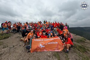 Na zdjęciu widoczni są Szerpowie wraz z podopiecznymi na wyprawie górskiej