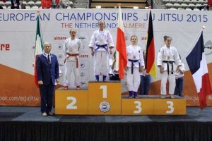 Sierżant Agnieszka Bergier na najwyższym stopniu podium Mistrzostw Europy w Ju-Jitsu