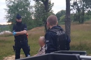 Policjanci z odnalezionym mężczyzną