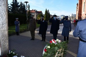 Delegacja służb mundurowych oddaje honory przez Pomnikiem Wiecznej Pamięci
