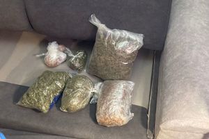 marihuana i inne narkotyki w workach na kanapie