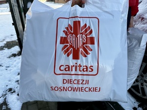 Zdjęcie przedstawia paczkę z napisem &quot;Caritas&quot;.