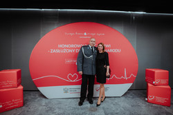 Zdjęcie przedstawia mężczyznę policjanta i kobietę - żródło zdjęcia: Regionalne Centrum Krwiodawstwa i Krwiolecznictwa w Katowicach