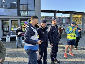 Zdjęcie przedstawia organizatora oraz umundurowanych policjantów podczas wydarzenia.