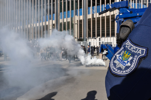 Zdjęcie przedstawia policjantów podczas ćwiczeń.