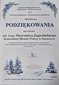 Zdjęcie przedstawia podziękowanie o treści &quot;Centrum Obsługi Placówek Opiekuńczo-Wychowawczych oraz Placówki Opiekuńczo-Wychowawcze w Sosnowcu składają podziękowania dla pana mł.insp. Sławomira Zagrobelnego Komendant Miejski Policji w Sosnowcu za zorganizowanie zbiórki świątecznych upominków dla wychowanków Placówek Opiekuńczo-Wychowawczych w Sosnowcu „Szczęście to jedyna rzecz, która się mnoży, jeśli się ją dzieli” Albert Schweitzer 07.01.2025”.&quot;