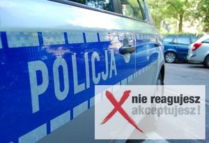 Zdjęcie przedstawia oznakowany radiowóz oraz napis &quot;Nie reagujesz-akceptujesz!&quot;.