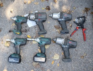 Zdjęcie przedstawia skradzione przedmioty.