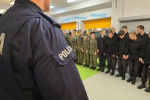 Zdjęcie przedstawia uczniów klas mundurowych podczas zajęć z instruktorem.