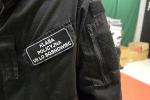 Zdjęcie przedstawia naszywkę z napisem &quot;Klasa mundurowa VII LO Sosnowiec&quot;.