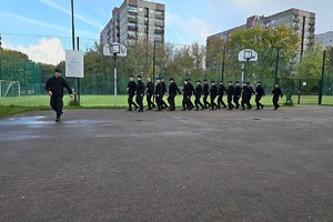 Zdjęcie przedstawia uczniów klas mundurowych podczas zajęć z instruktorem.