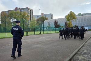 Zdjęcie przedstawia uczniów klas mundurowych podczas zajęć z instruktorem.