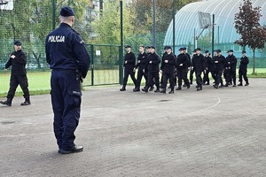 Zdjęcie przedstawia uczniów klas mundurowych podczas zajęć z instruktorem.