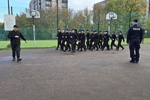 Zdjęcie przedstawia uczniów klas mundurowych podczas zajęć z instruktorem.