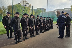 Zdjęcie przedstawia uczniów klas mundurowych podczas zajęć z instruktorem.