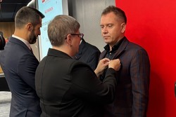 Zdjęcie przedstawia asp. Michała Żebro odbierającego odznaczenie.