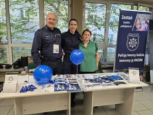 Zdjęcie przedstawia umundurowanych policjantów oraz pracownicę cywilną podczas targów pracy.