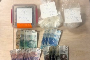 Zdjęcie przedstawia zabezpieczone substancje oraz pieniądze.