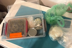 Zdjęcie przedstawia zabezpieczone substancje leżące na stole.