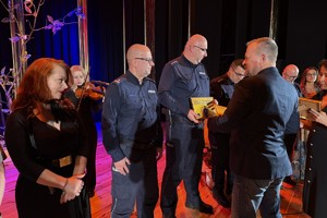 Zdjęcie przedstawia wyróżnionych policjantów na scenie.