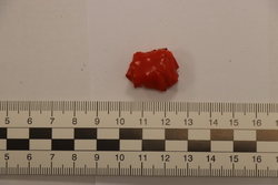 Zdjęcie przedstawia czerwony zwitek.