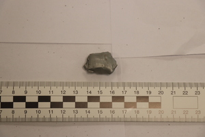 Zdjęcie przedstawia zabezpieczony przez policjantów zwitek.