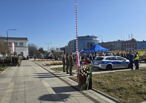 Zdjęcie przedstawia uczestników uroczystości na placu Dworca PKP.