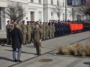 Zdjęcie przedstawia uczestników uroczystości na placu Dworca PKP.