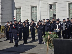 Zdjęcie przedstawia uczestników uroczystości na placu Dworca PKP.